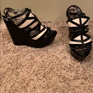 Jessica Simpson black and white wedges